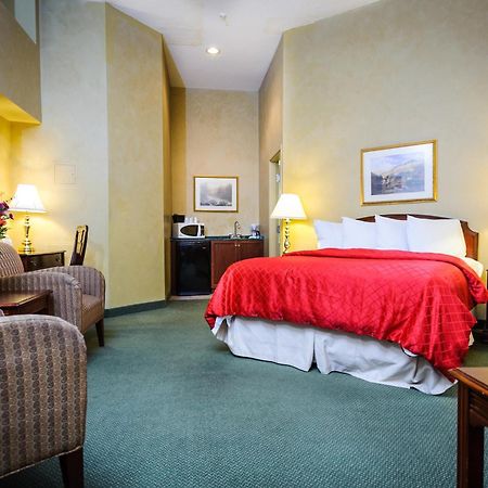 Peterborough Inn & Suites Hotel Экстерьер фото