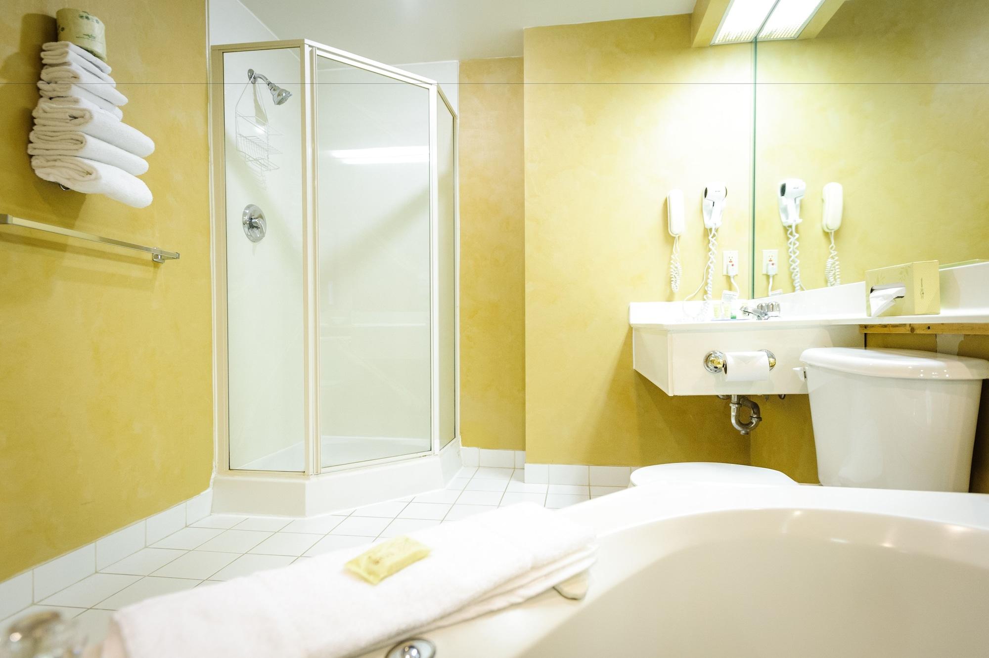 Peterborough Inn & Suites Hotel Экстерьер фото
