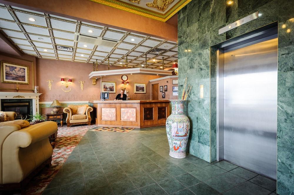 Peterborough Inn & Suites Hotel Экстерьер фото