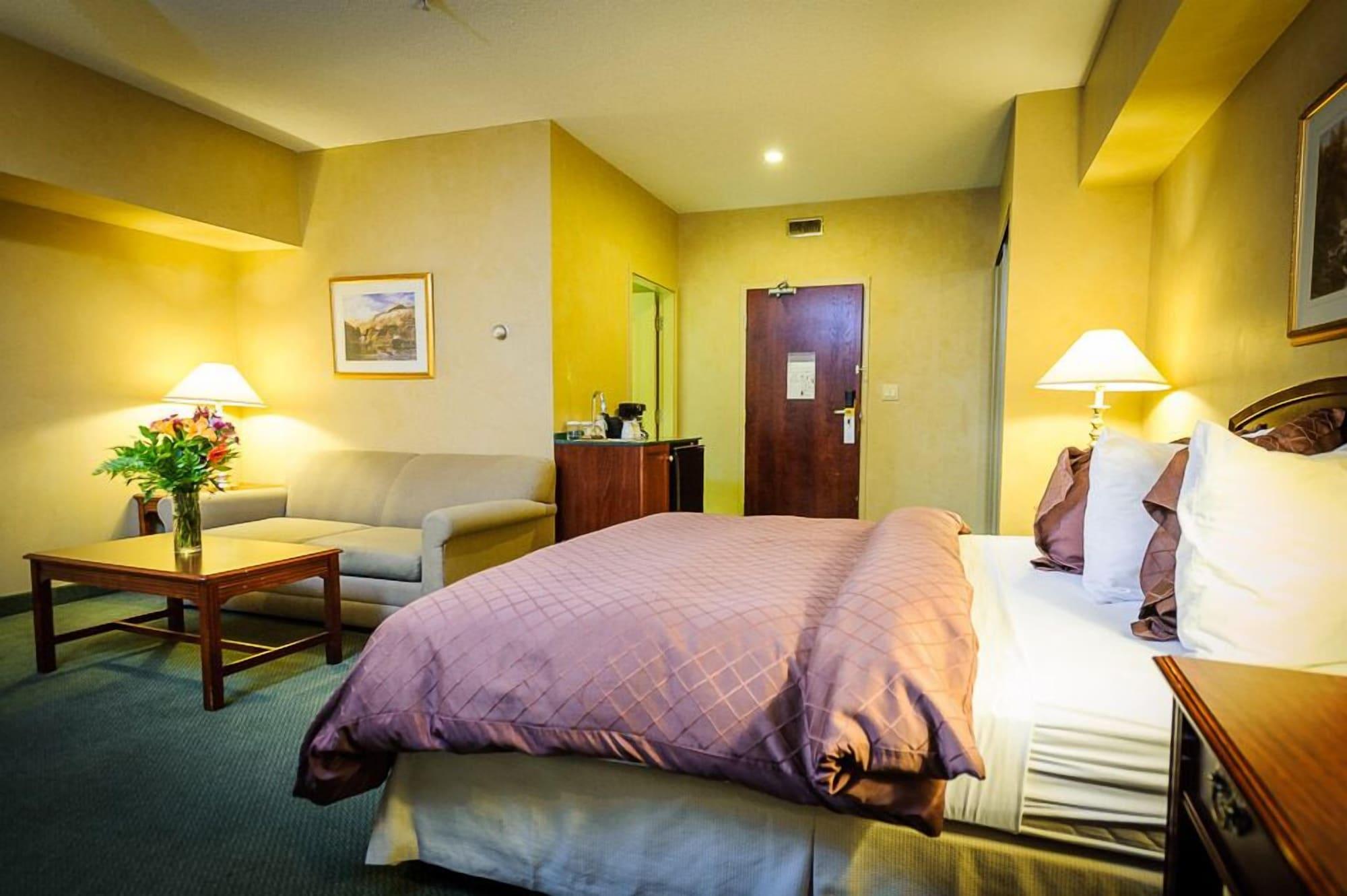 Peterborough Inn & Suites Hotel Экстерьер фото