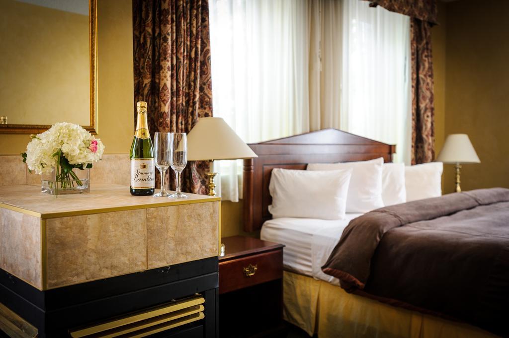 Peterborough Inn & Suites Hotel Экстерьер фото