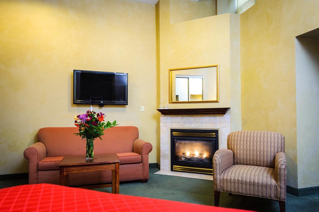 Peterborough Inn & Suites Hotel Экстерьер фото