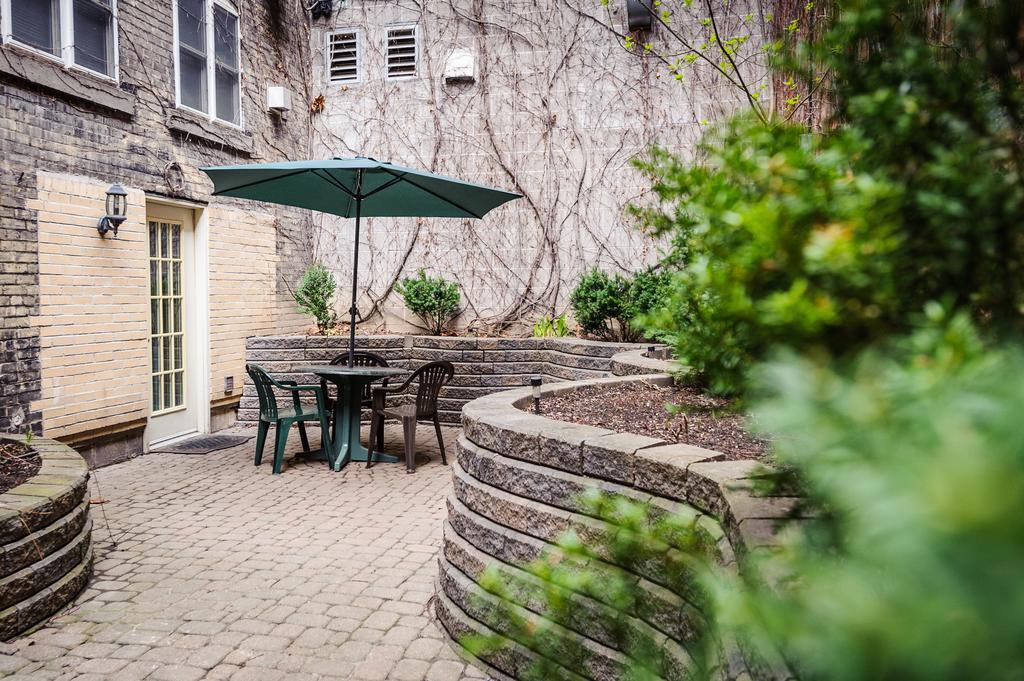 Peterborough Inn & Suites Hotel Экстерьер фото