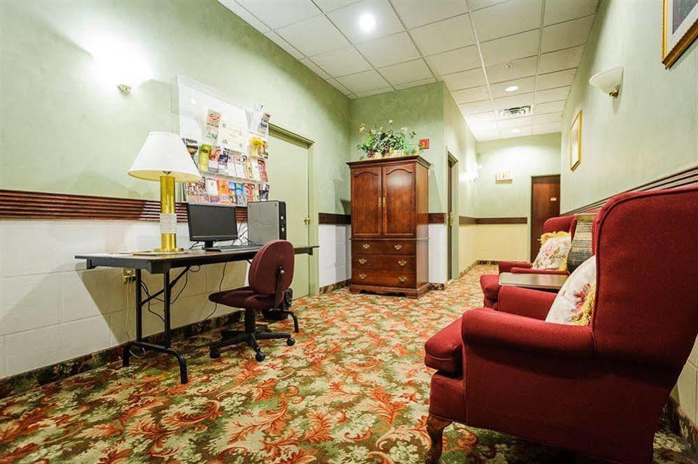 Peterborough Inn & Suites Hotel Экстерьер фото